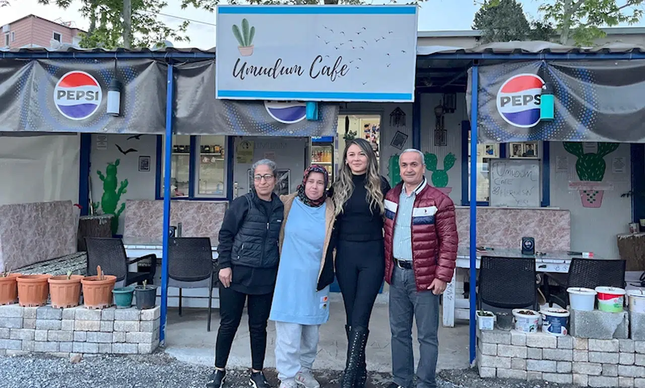 AFAD gönüllüsü öğretmen, depremde kurtardığı kadını ziyaret etti