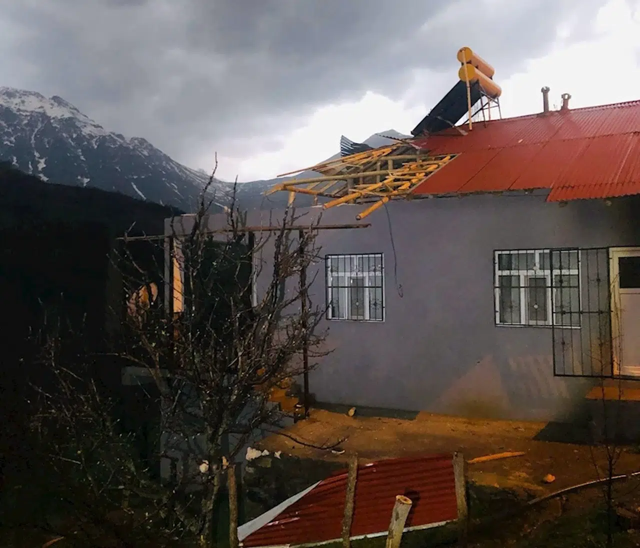 Hakkari’de kuvvetli rüzgar nedeniyle eğitim-öğretime ara verildi