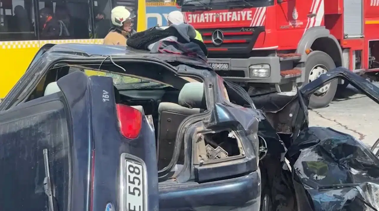 İstanbul- Arnavutköy'de hafriyat kamyonu otomobile çarptı: 2 yaralı 