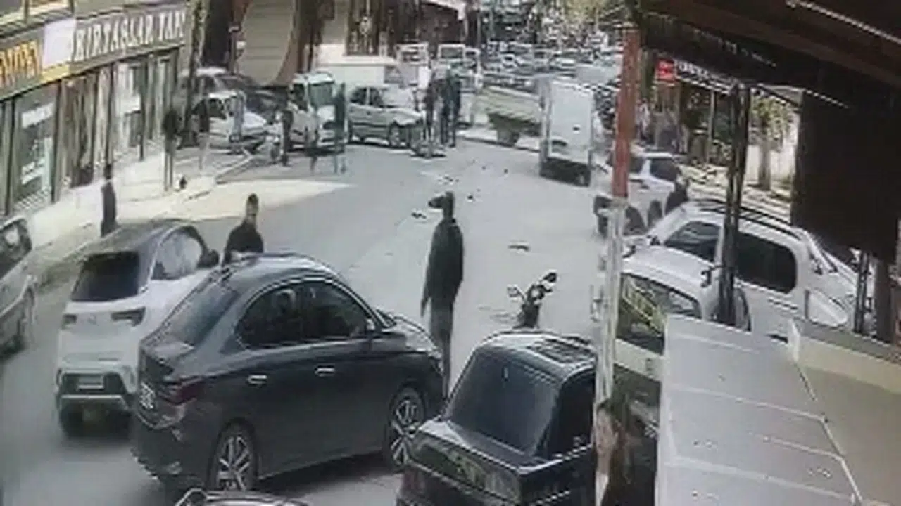 Bursa'da otomobil ile motosikletin çarpışması kamerada; 2 yaralı