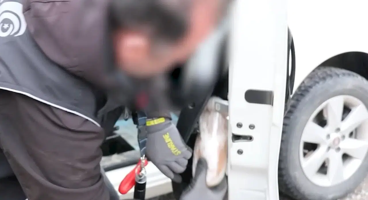 Hafif ticari araçta 9 kilo metamfetamin ele geçirildi; 3 gözaltı