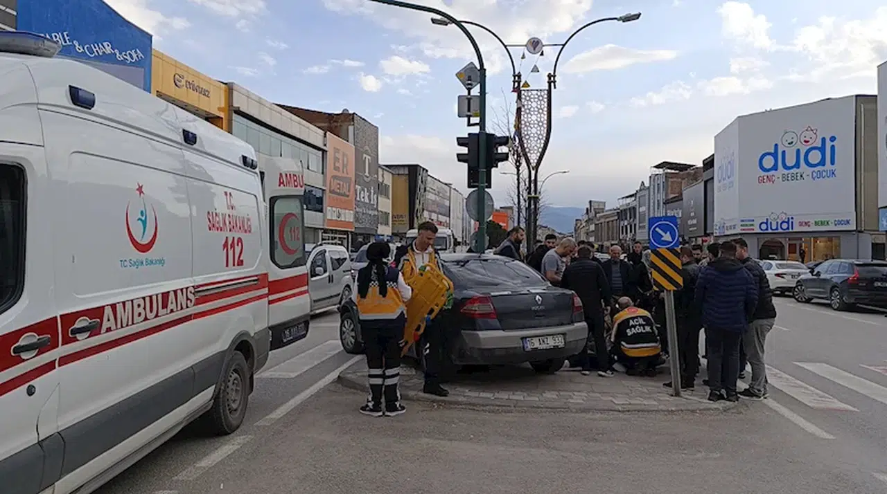 Yaya geçidinde otomobilin çarptığı bisikletteki çocuk yaralandı