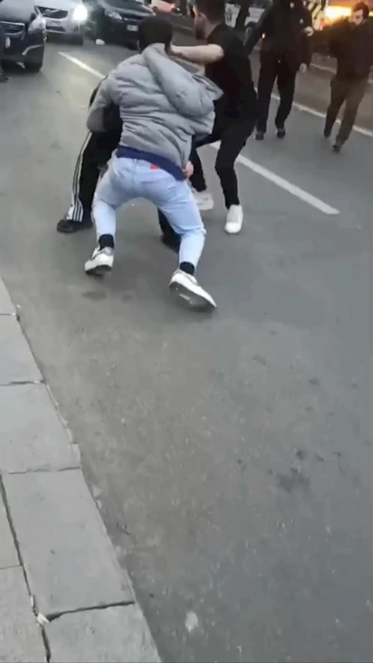 İstanbul - Bayrampaşa’da silahlı yumruklu tekmell kavga kamerada 