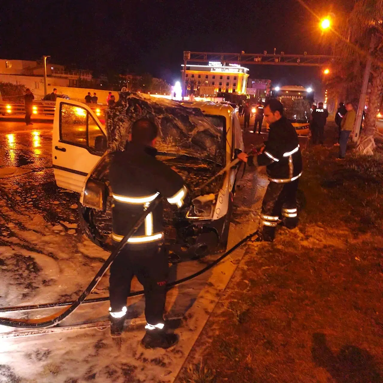 Mardin'de zincirleme kazada hafif ticari araç alev aldı; 1 yaralı