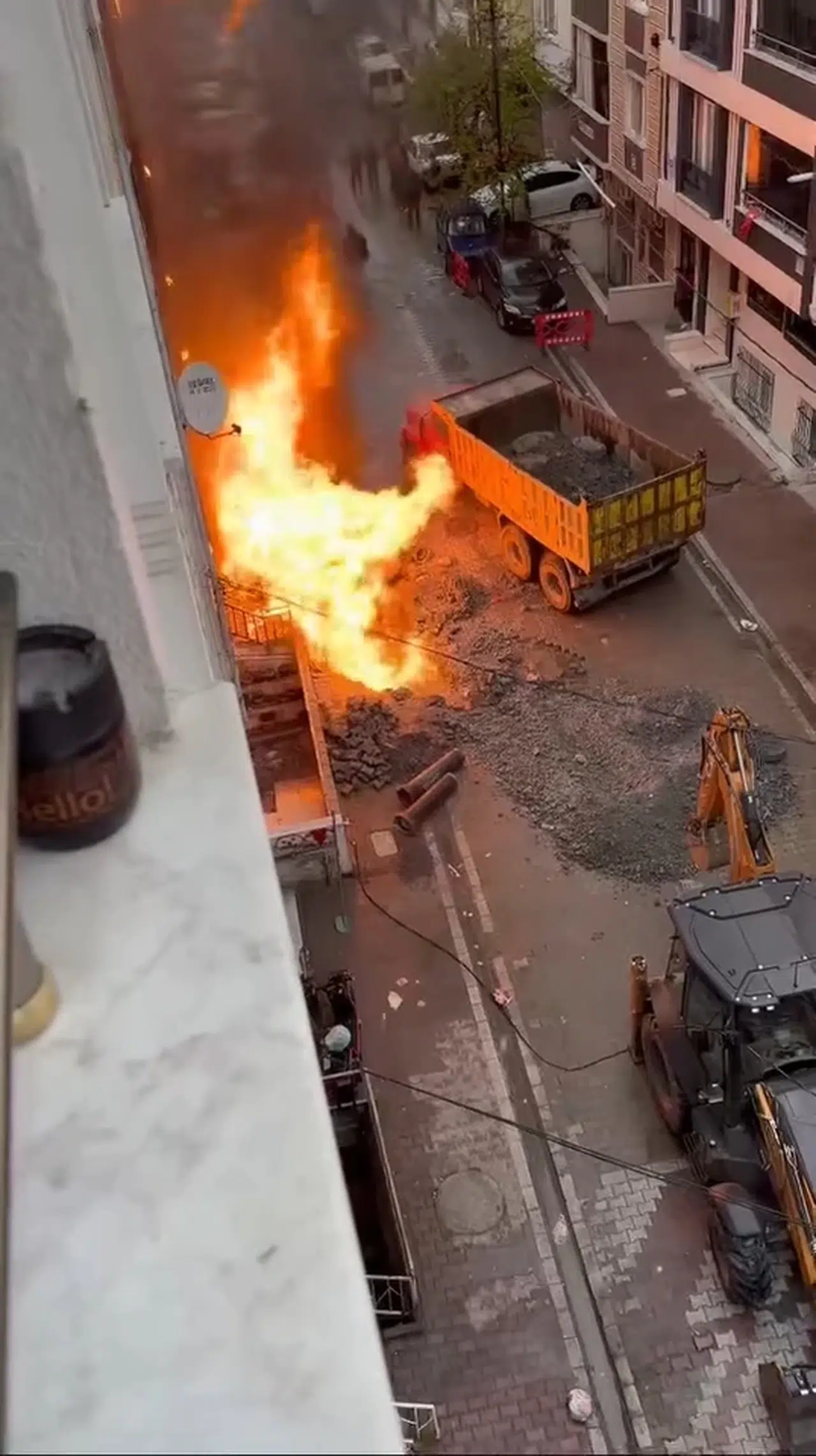 İstanbul- Avcılar'da 4 katlı binanın önünde doğal gaz patlaması -1