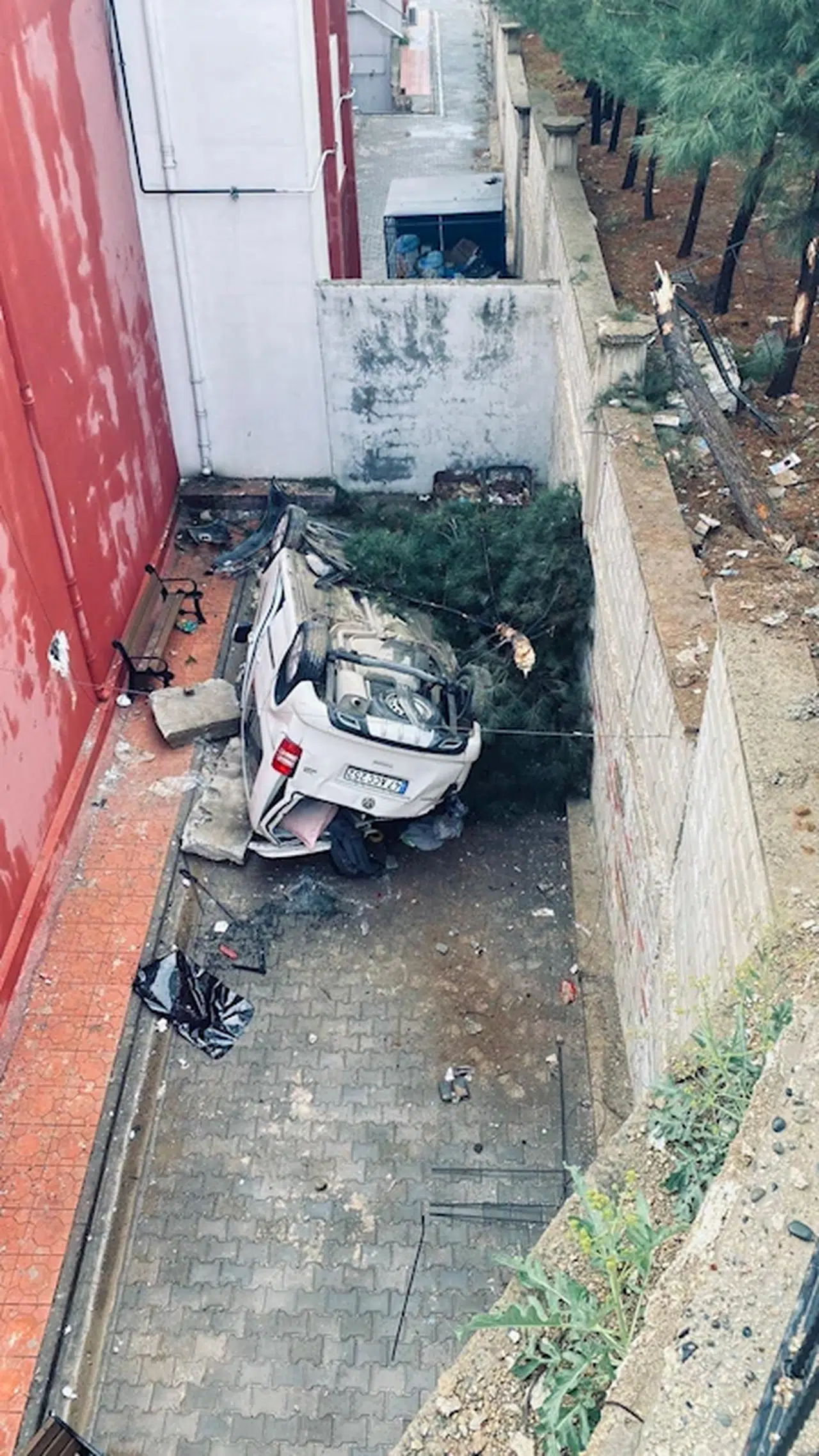 İstinat duvarından düşen hafif ticari araçtaki 2 kişi yaralandı 