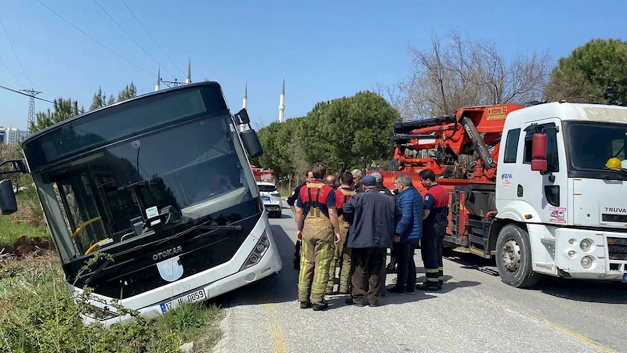 Yolcu otobüsü vinçle çıkarıldı, araçta sıkışan sürücü kurtarıldı
