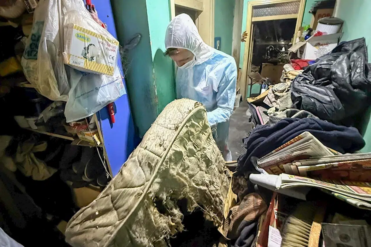 Efeler'de bir çöp ev belediye ekipleri temizleyip, dezenfekte etti