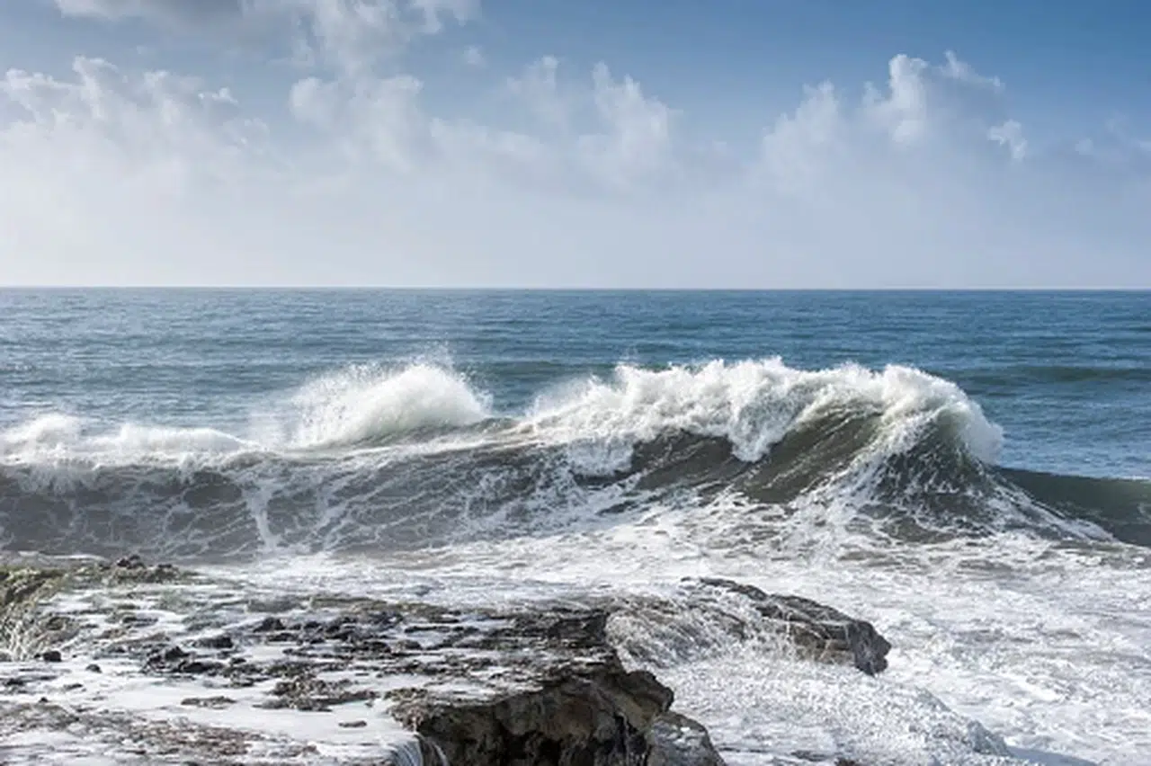 Avustralya kıyılarına vuran dev dalgalar nedeniyle 5 kişi öldü