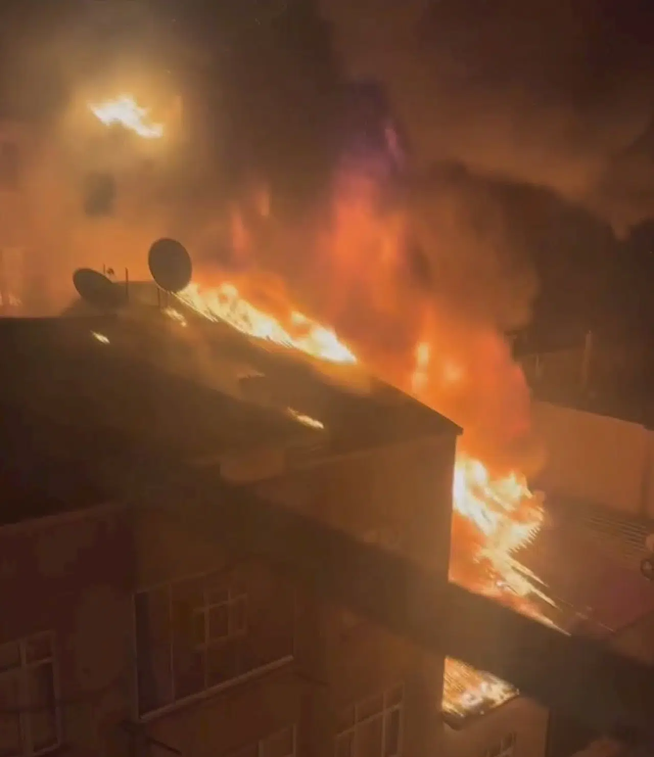 İstanbul - Sultangazi'de sabaha karşı çıkan yangın paniğe sebep oldu