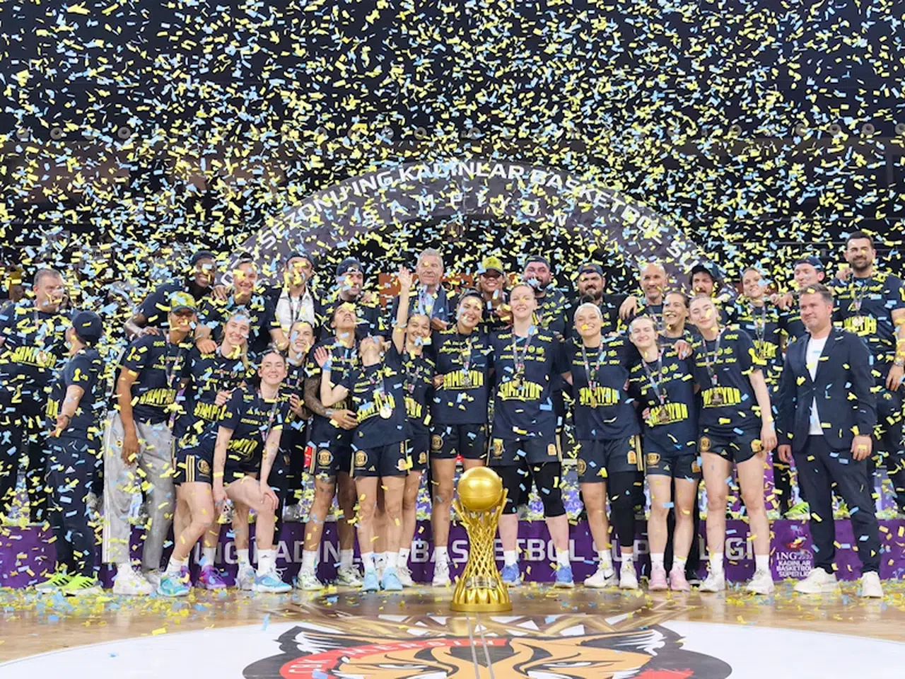 Kadınlar Basketbol Süper Ligi Şampiyonu Fenerbahçe, kupasını aldı