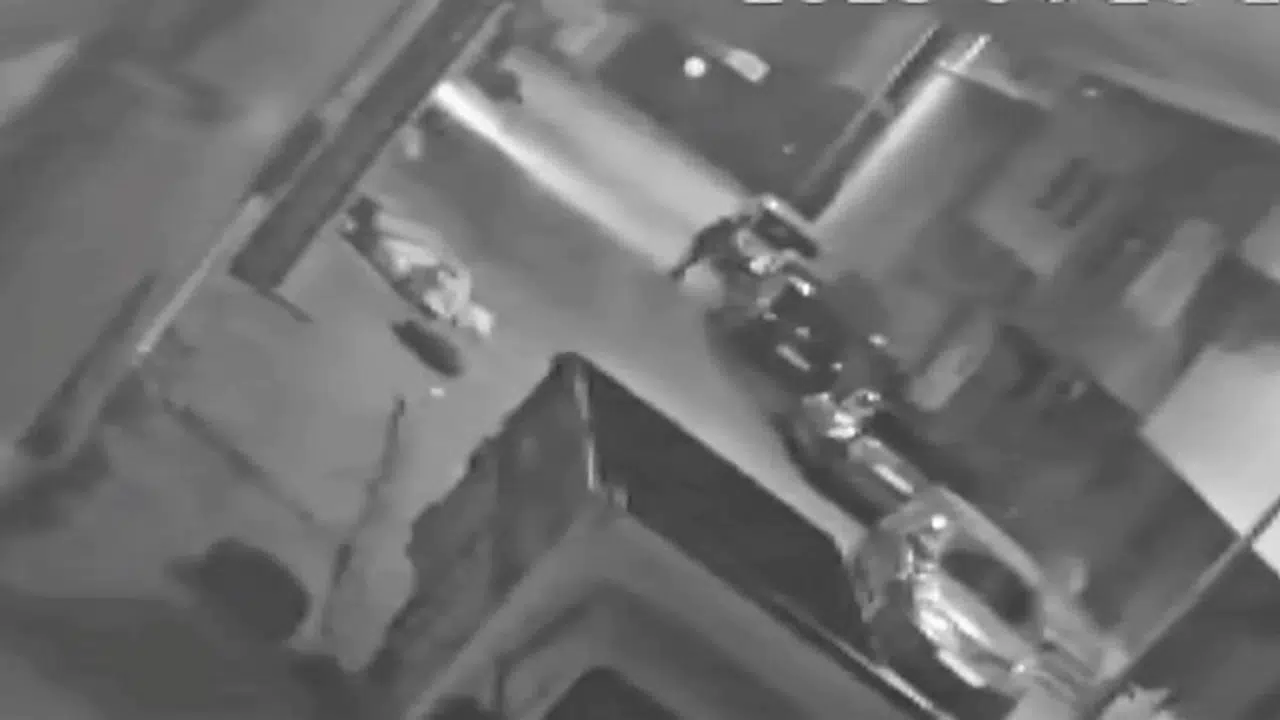 İstanbul- Sultangazi'de otomobilin camını ve aynasını kırıp kaçtı