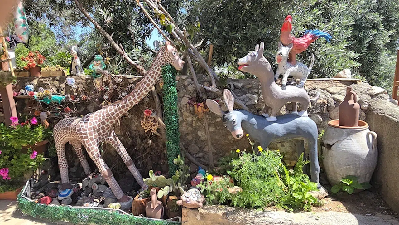 Emekli el işi öğretmeni, ürettiği objeleri bahçesinde sergiliyor