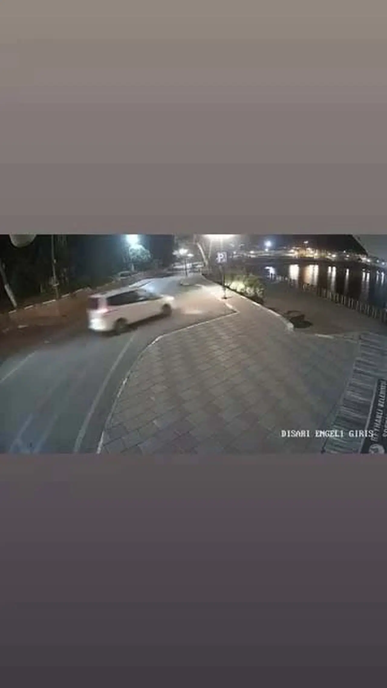 Kontrolden çıkan otomobil kaldırıma çarparak park alanına düştü