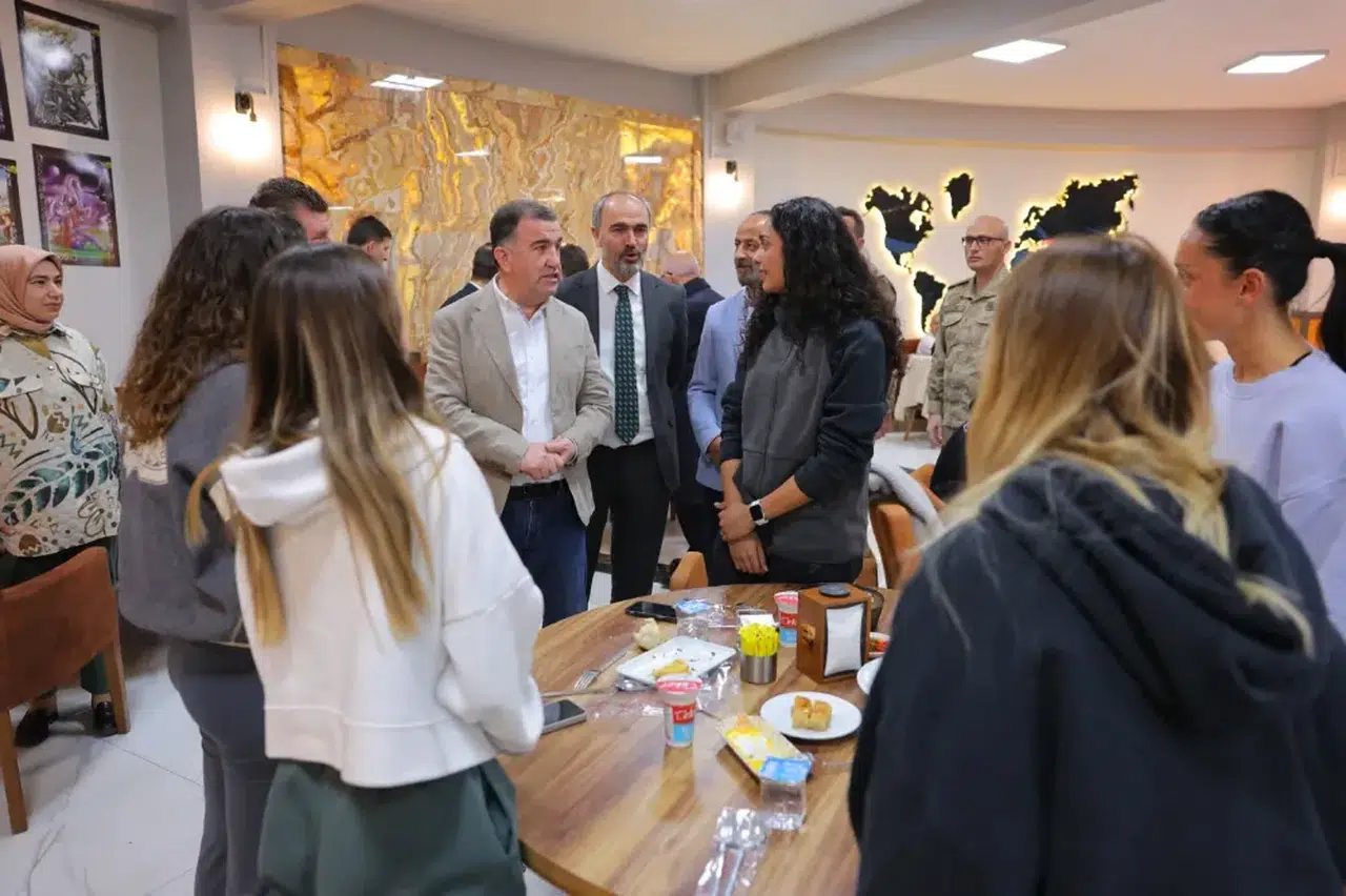 Bayburt Valisi, Rafting Şampiyonası Sporcularıyla Yemekte Buluştu