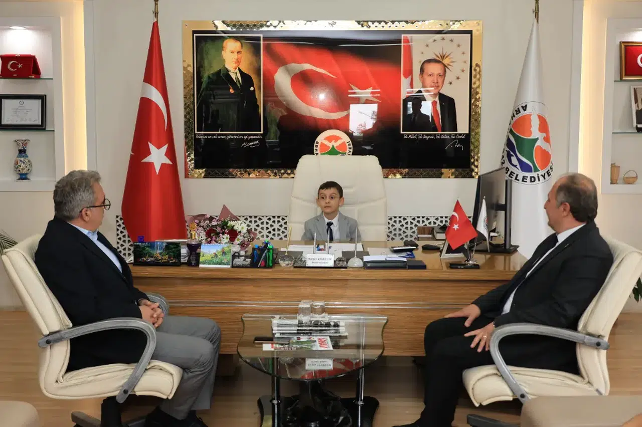 Arhavi Belediyesi’nde 23 Nisan Coşkusu: Küçük Başkan Göreve Başladı