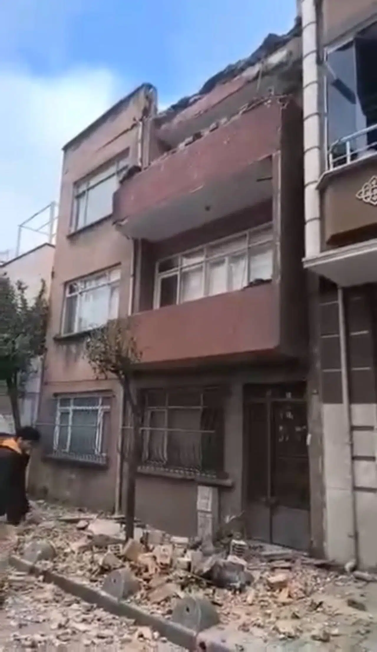 İstanbul - Esenler’de binanın çatısındaki beton parçalar yola düştü