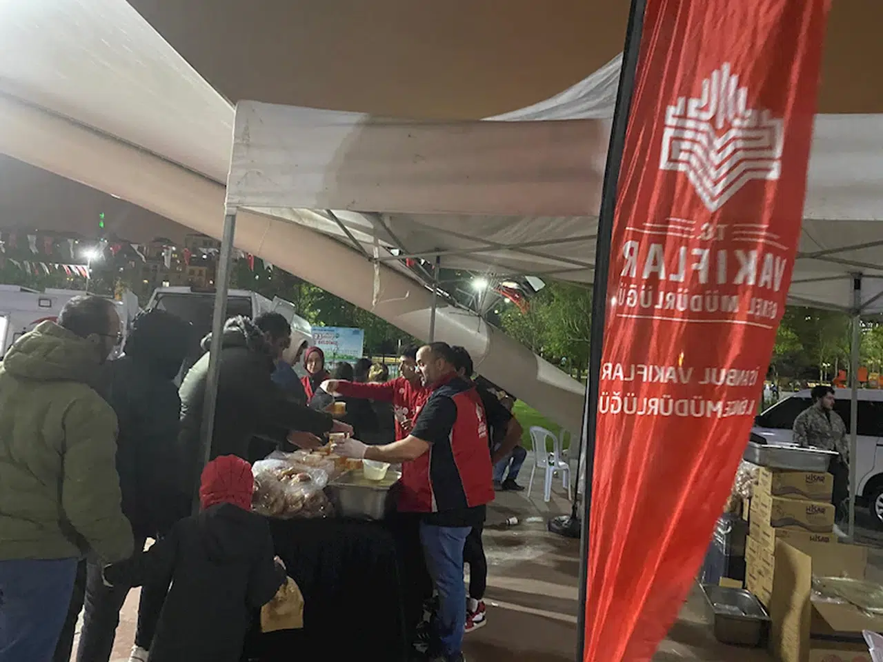 İstanbul - Vakıflar Genel Müdürlüğü geceyi parklarda çorba ikram etti