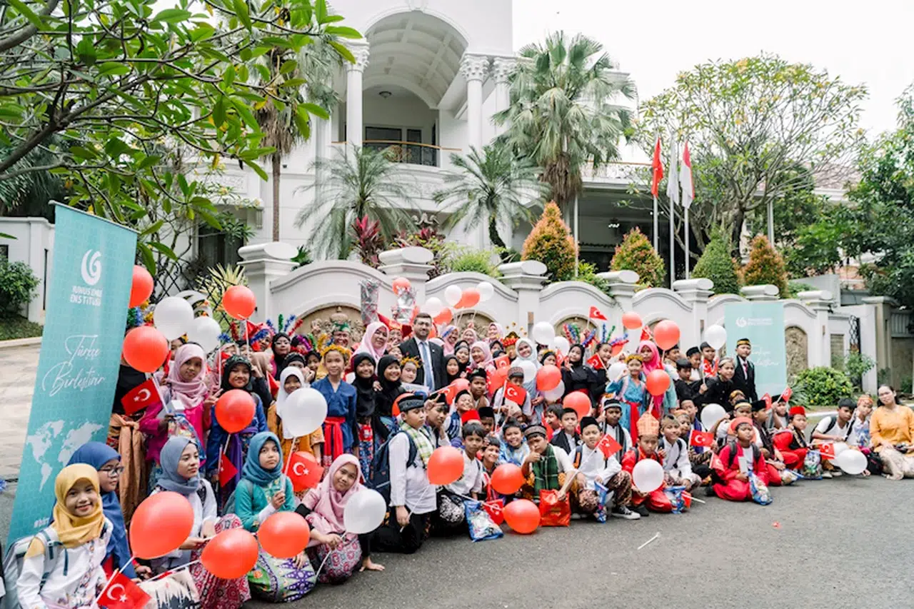 Yunus Emre Enstitüsü, dünya çocuklarını 23 Nisan’da bir araya getirdi