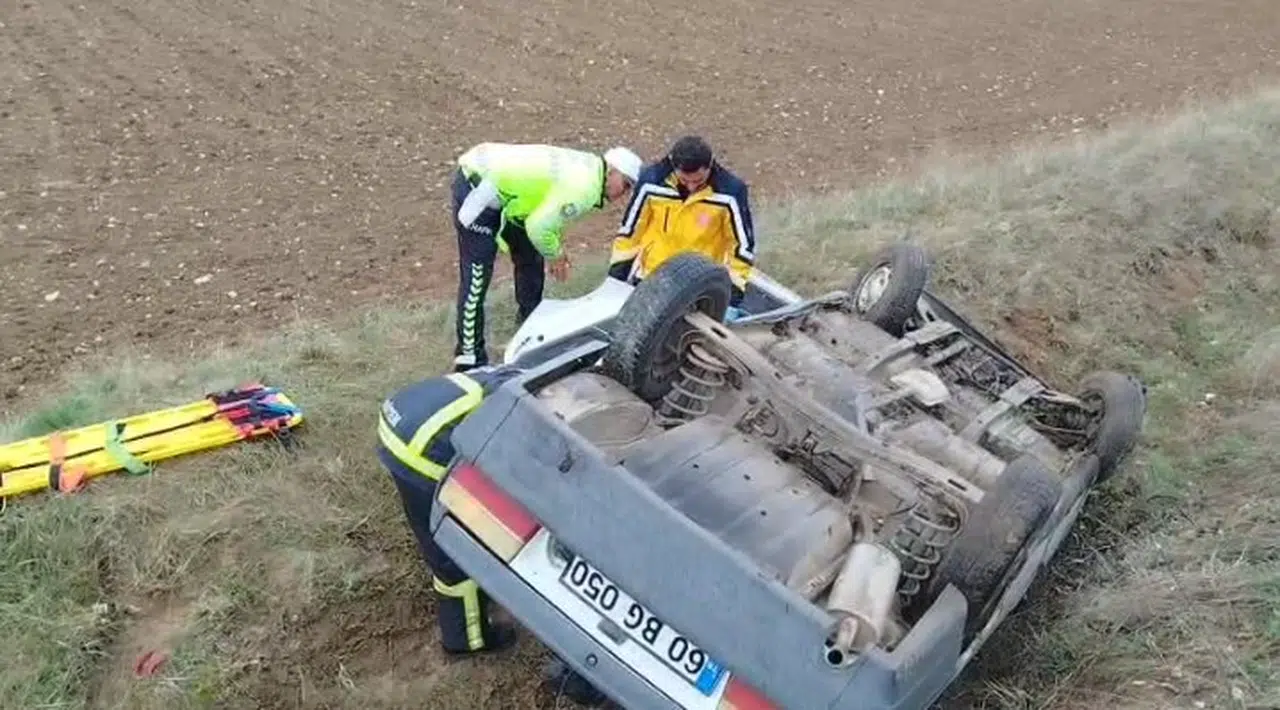 Şarampole devrilen araçtaki 2 yaralıya trafik polisi moral verdi