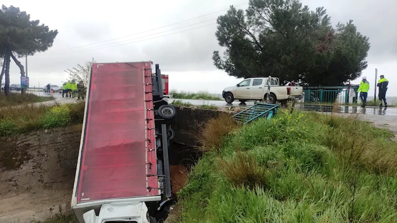 Hafif ticari araçla çarpışan kamyon dere yatağına düştü: 2 yaralı