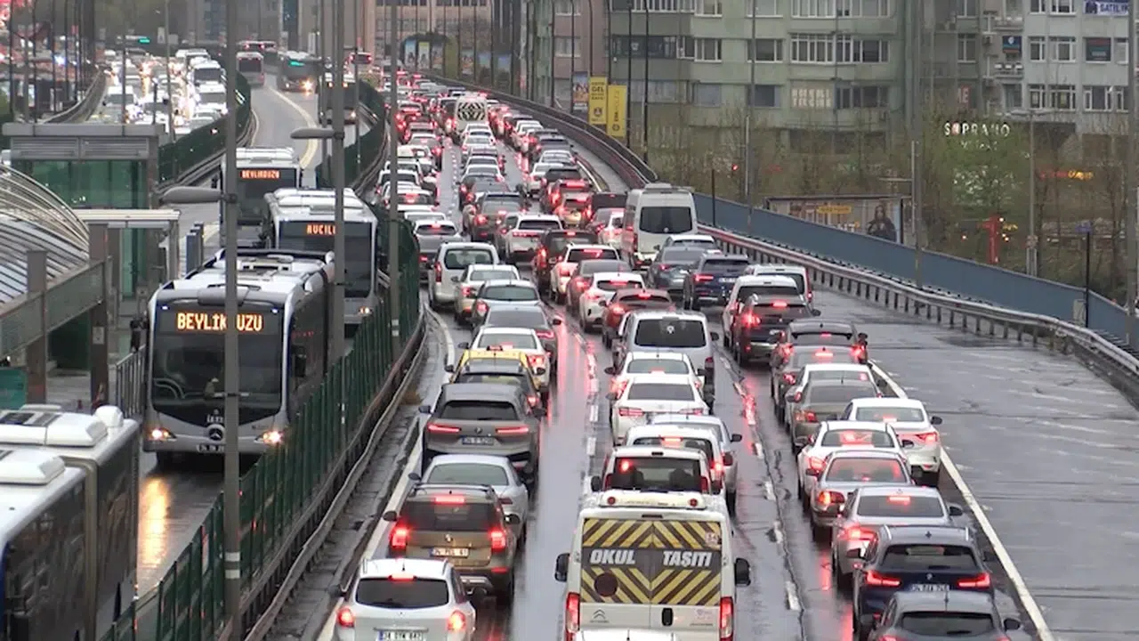 İstanbul - İstanbul’da akşam saatlerinde trafik yoğunluğu arttı