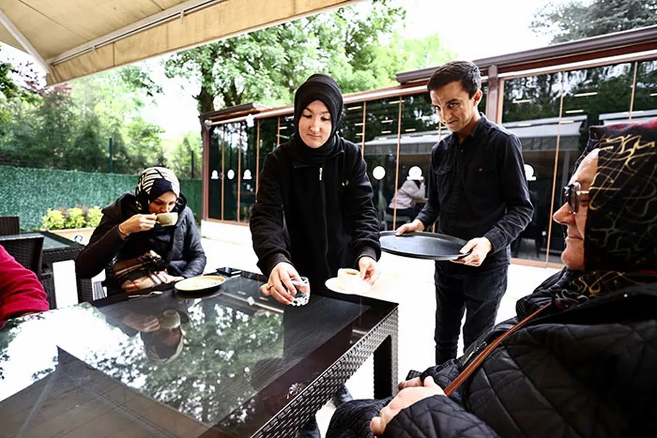 Kusursuz Kafe'nin engelli çifti, evdeki dayanışmalarını iş yerinde de sürdürüyor