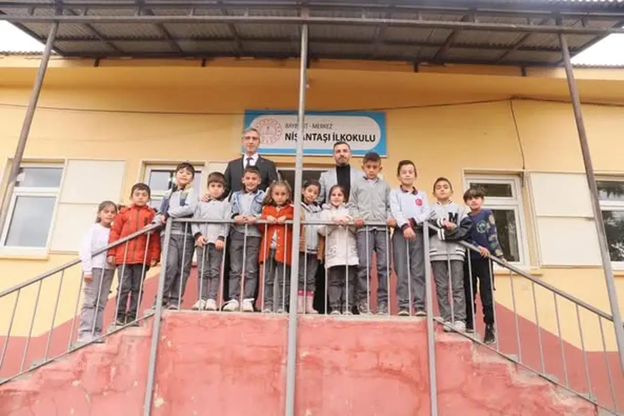 Bayburt İl Milli Eğitim Müdürü Ömer Faruk Kahraman, Nişantaşı İlkokulu’nu Ziyaret Etti