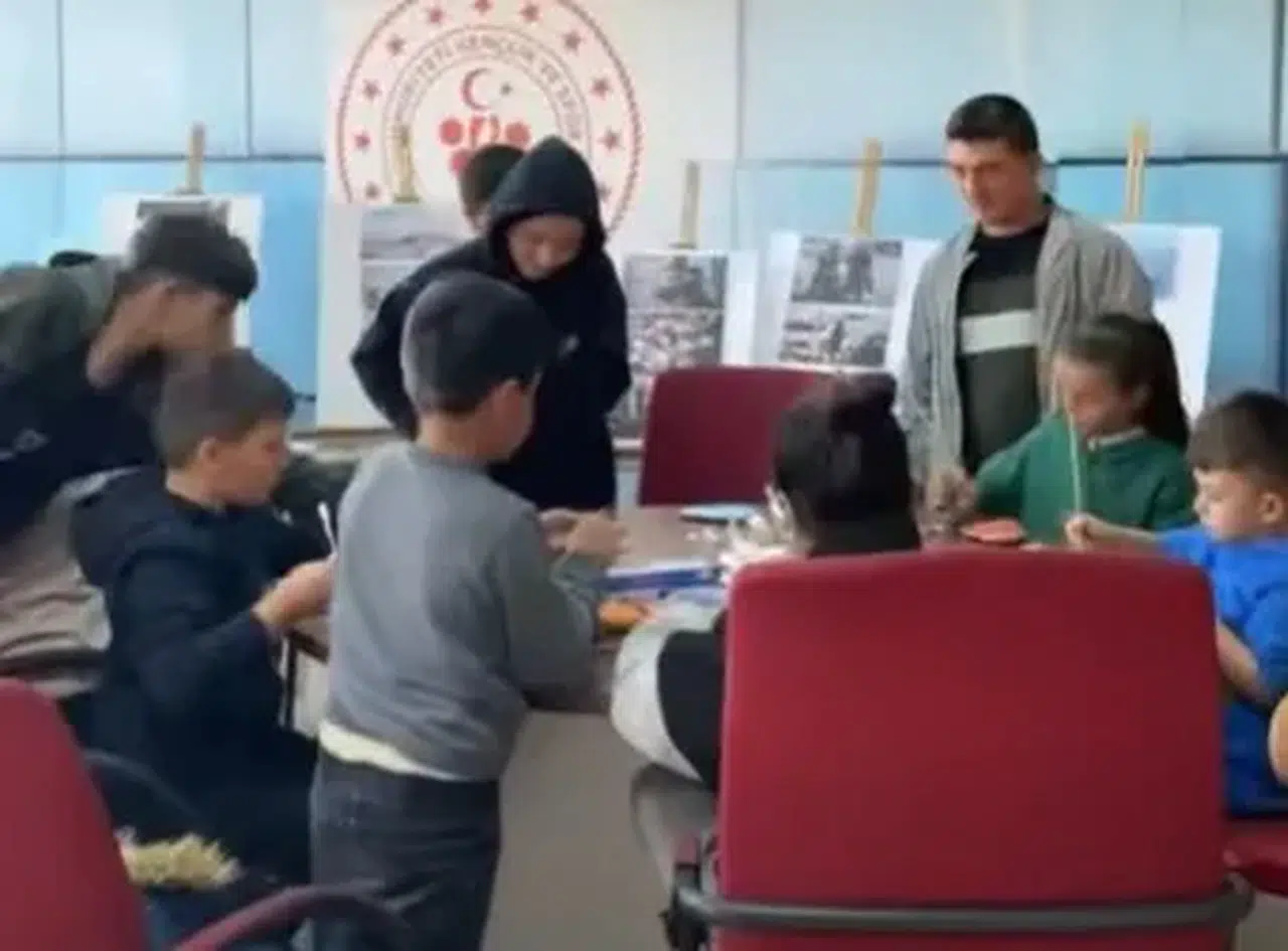 Aşkale Gençlik Merkezi'nde çocuklar taş boyama etkinliğiyle yaratıcılıklarını sergiledi