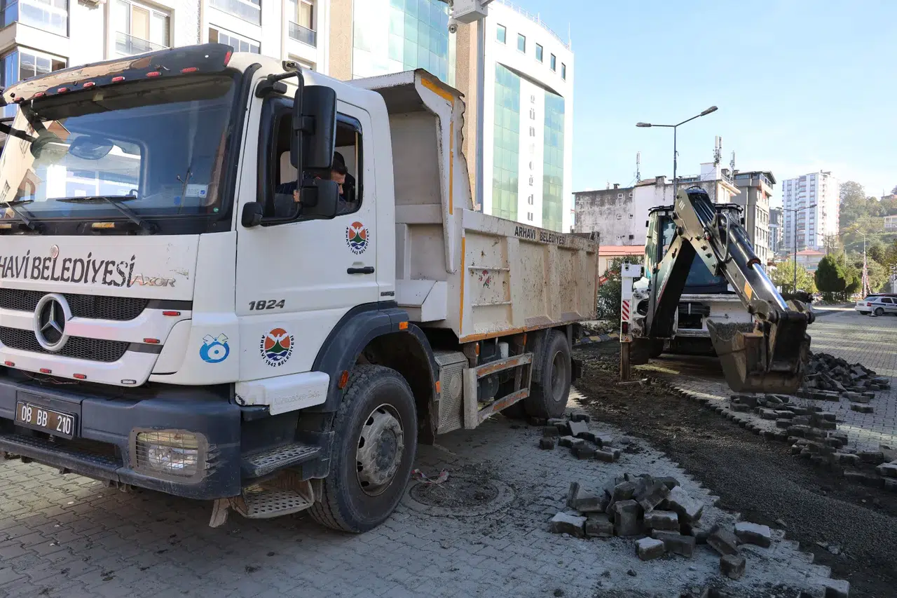 Arhavi Belediyesi altyapı sonrası zemin düzenleme çalışmalarını sürdürüyor