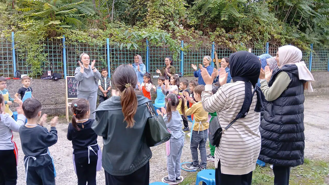 Beşikdüzü'nde Aileler Sanat ve Müzikle Bir Araya Geldi: Eğlenceli Eğitim Etkinliği Gerçekleşti
