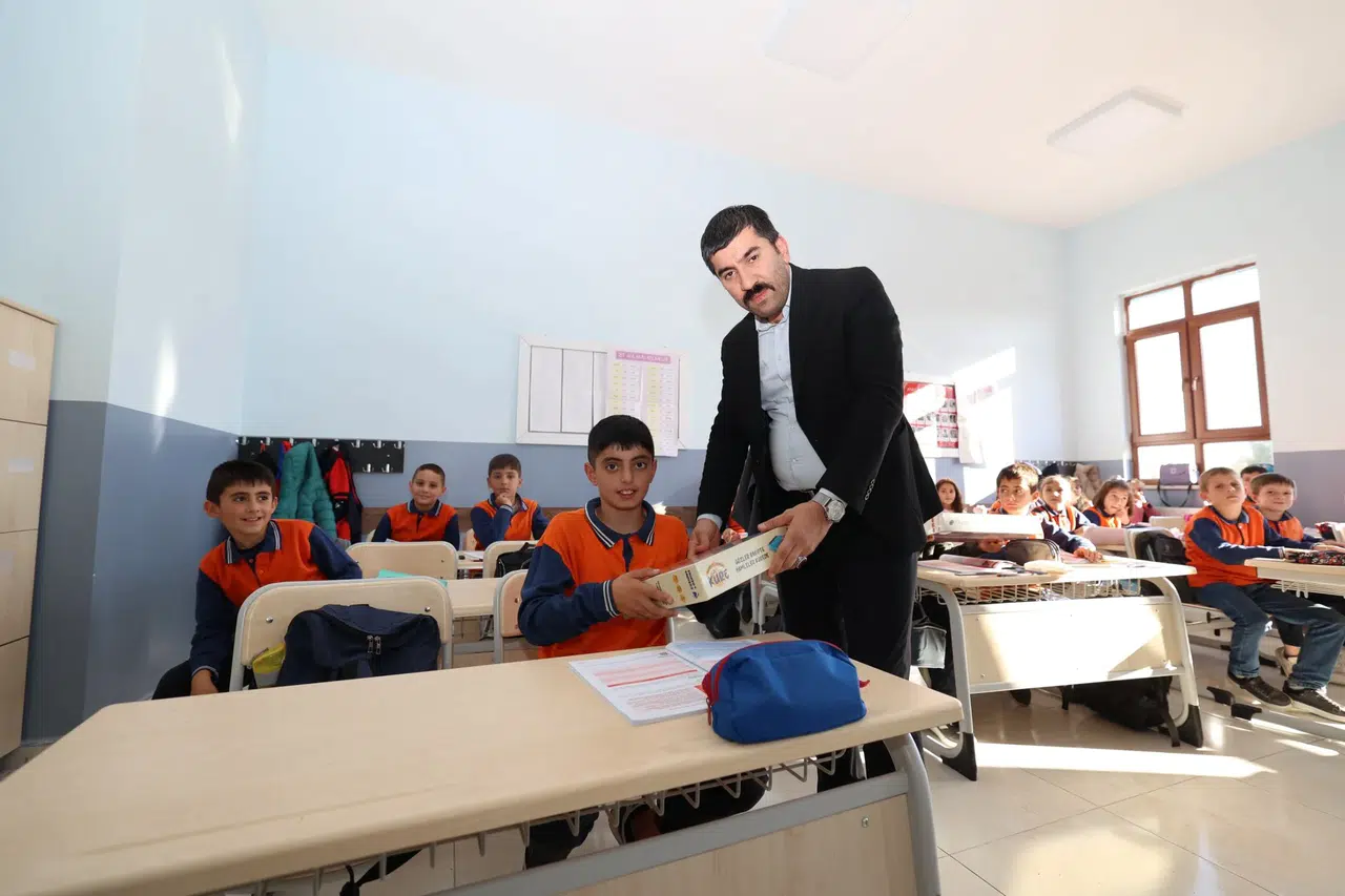 Aziziye Belediyesi'nden öğrencilere zekâ oyunları seti dağıtıldı