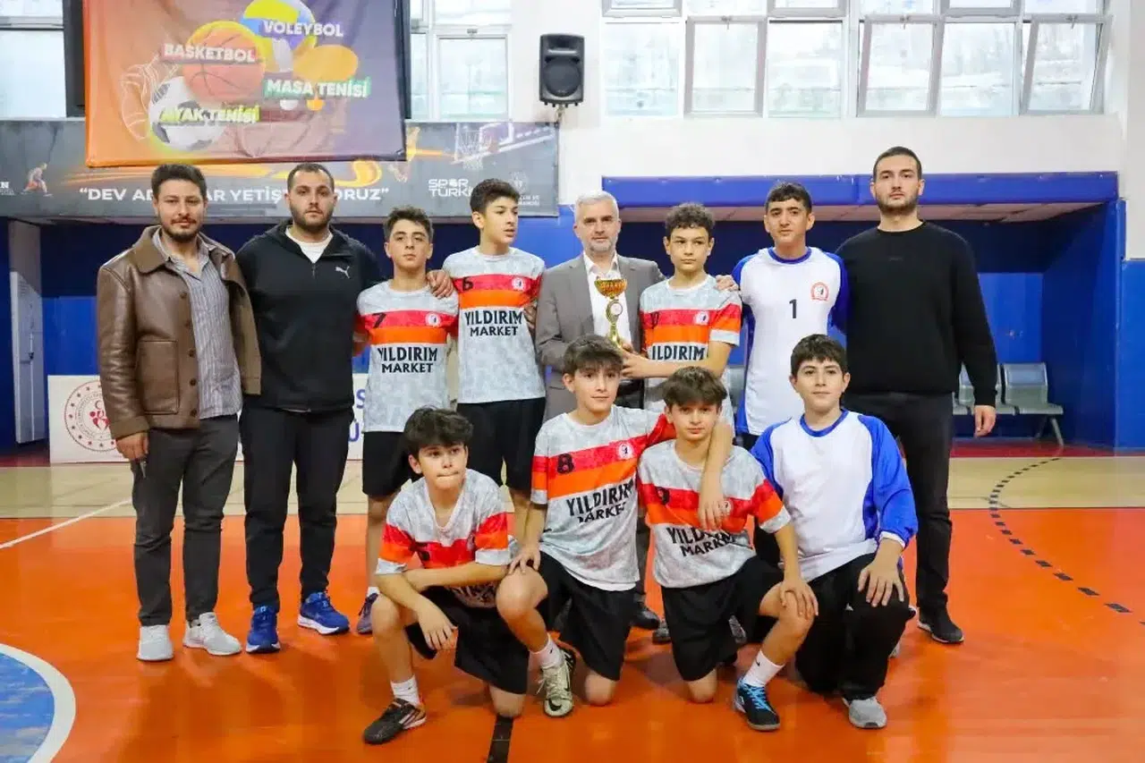 Cumhuriyet Bayramı Futsal Turnuvasında Atatürk Ortaokulu şampiyonluğu penaltılarla kazandı