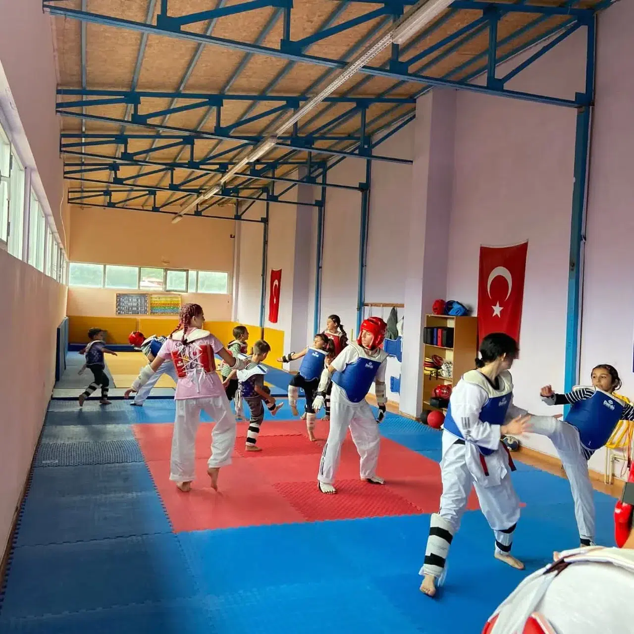 Hopa'da Taekwondo Gösterisi ile Genç Sporcuların Yetenekleri Sergilendi
