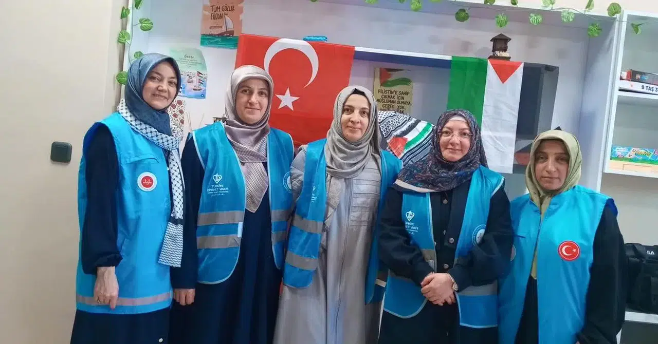 TDV ve Rize Müftülüğü, KYK Kız Yurdu’nda gençlere kitap dağıttı