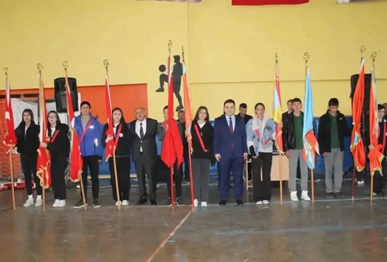 Şenkaya’da 29 Ekim Cumhuriyet Bayramı coşkuyla kutlandı, öğrenciler renkli etkinlikler düzenledi.