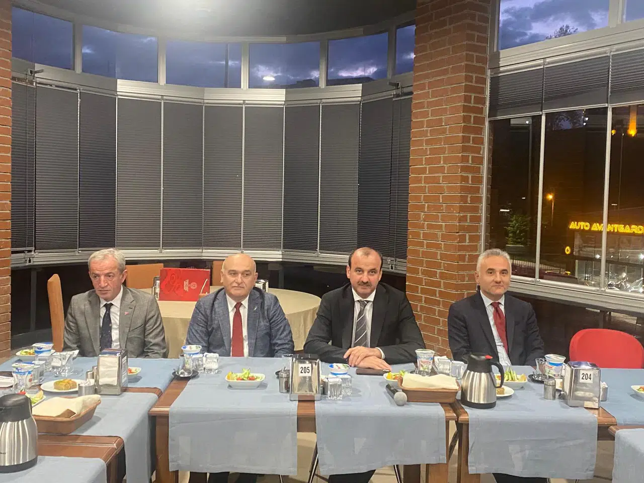 Trabzon'da Emekli Müdüre Veda: Eğitime Katkılarından Dolayı Teşekkür Edildi