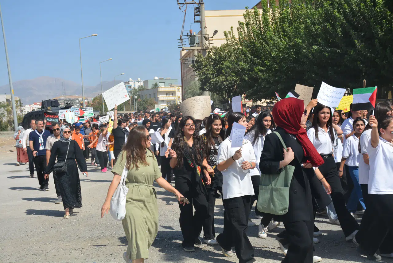 Silopi'de 2 Bin Öğrenciyle Filistin'e Destek Yürüyüşü Düzenlendi