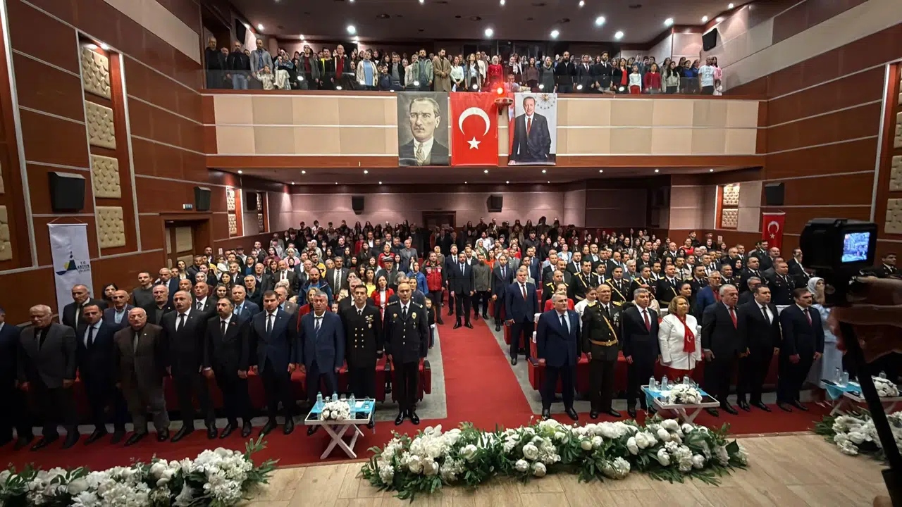 Cumhuriyetin 102. yılı Artvin'de coşkuyla kutlandı, gençler ödüllendirildi!