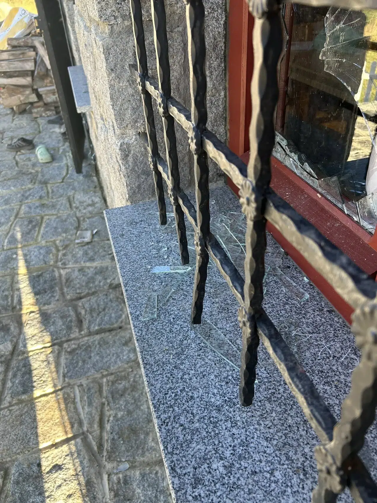 Köy evini hırsız sanan adam, bozayının hıncını görüntüledi: Kapıyı sanki kendi yaptırmış gibi açmaya çalıştı