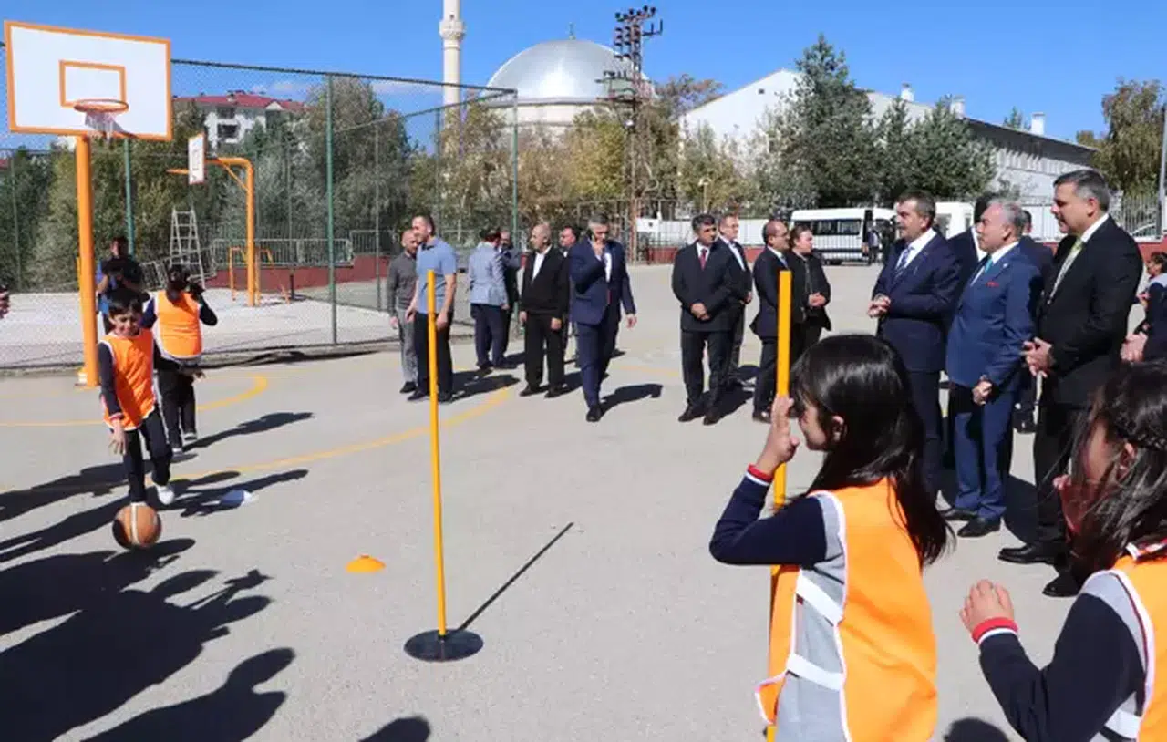 Bakan Tekin, Erzurum'da öğrencilerle halat çekti, yakantop oynadı ve Türkçe dersindeki yenilikleri anlattı