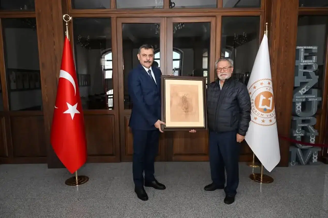 Vali Mustafa Çiftçi’ye “Nuh’un Gemisi ve Kuşlar” Eseri Hediye Edildi