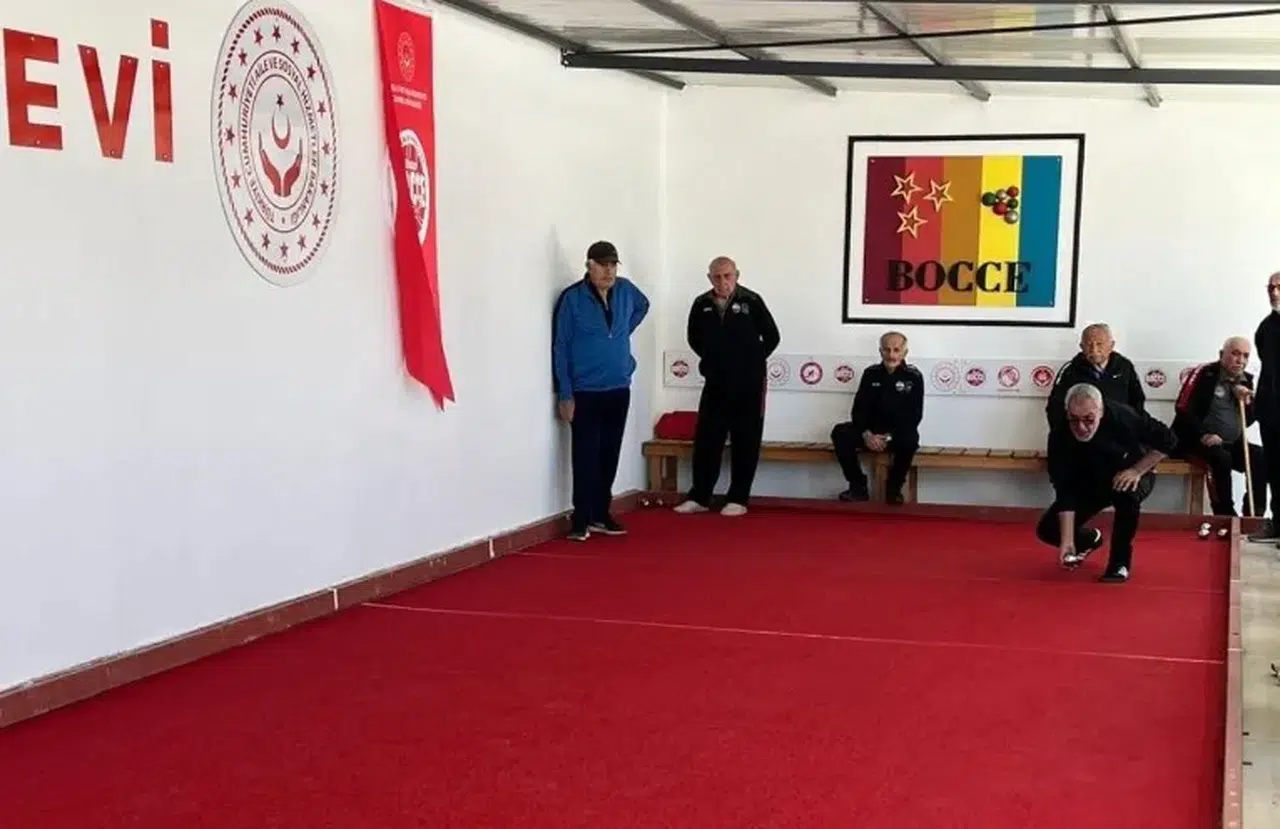 Yaşlılar Arasında Dostluk Maçı: Bocce ile Sosyal Yaşam Rüzgarı Esti