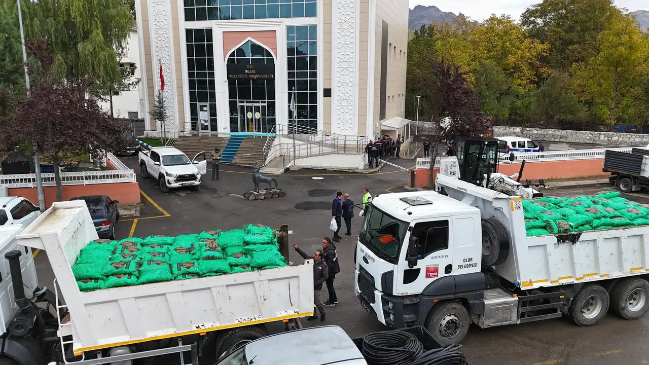 Olur Belediyesi, hayırsever iş insanı Coşkun’un desteğiyle camilere kış kömürü ulaştırdı