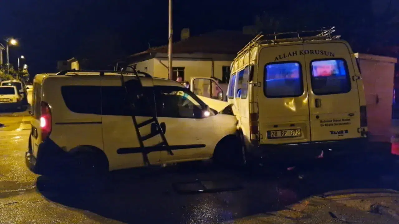 Alaca'da minibüsle çarpışan hafif ticari aracın sürücüsü kaçtı, 1 yaralı var