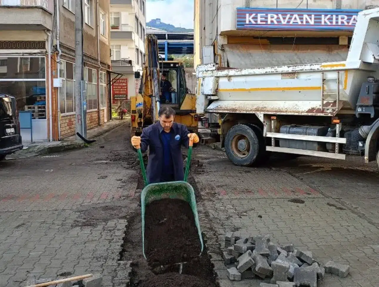 Beşikdüzü'nde doğalgaz çalışmaları sonrası parke döşeme ile konfor artıyor