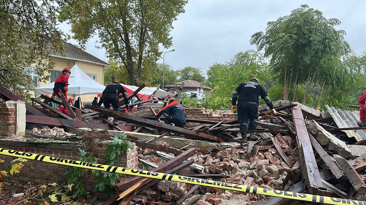 Edirne'de deprem tatbikatında 38 kaçak göçmen kurtarıldı, 4'ü hayatını kaybetti