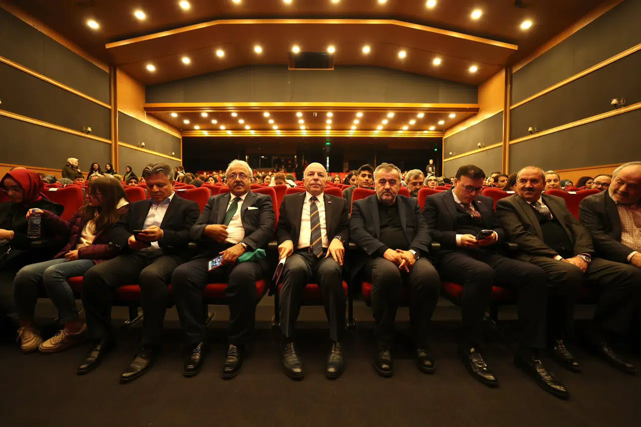 Erzurum'da Son Hamle Uyanış ile Mehmet Akif Ersoy'un hayatı sahnede canlandığı etkinlik düzenlendi