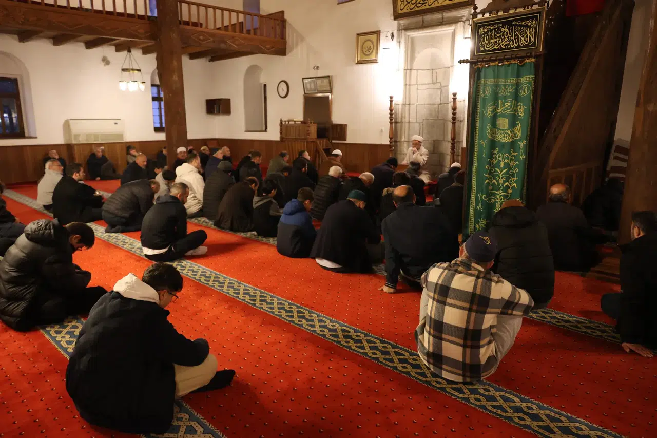 Arhavi'de Sabah Namazında Buluşma: Manevi Atmosferde Dayanışma ve Birlik Vurgusu