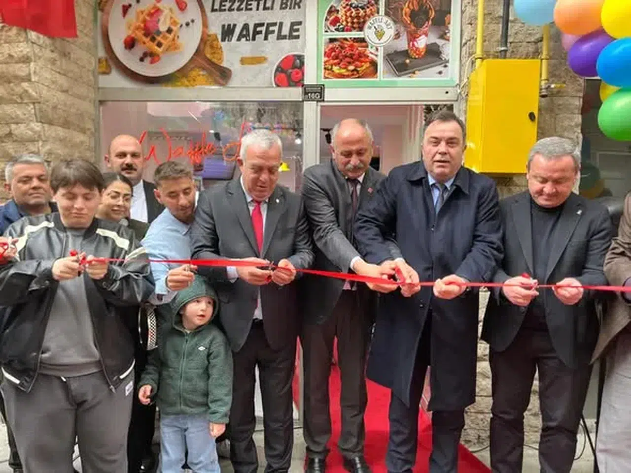 Artvin Belediye Başkanı Erdem, Waffle Art’ın Açılış Törenine Katıldı